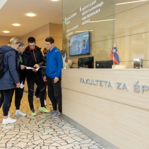 Štiri osebe, ki čakajo v recepciji Fakultete za šport.